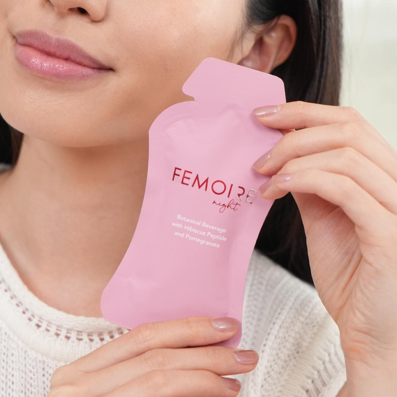 Woman holding Femoire Night sachet